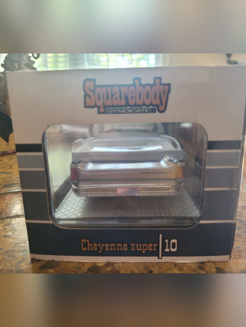 M2 Machines 1975 Chevrolet Cheyenne Super 10 Die-Cast Pickup - Picture 4 of 5